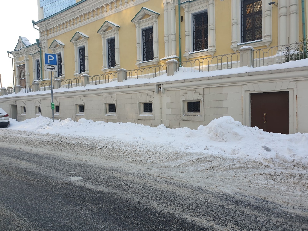 Парковки у метро «Преображенская» площадь очистили от снега